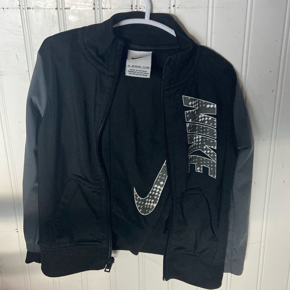 Boys 2t Nike running suit.